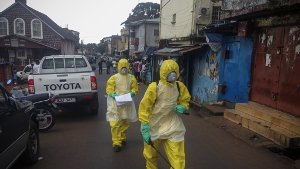 In Sierra Leone tragen Helfer ein wenige Monate altes Baby, das an Ebola starb. Mittlerweile sind 10.000 Fälle bekannt.  Foto: EPA