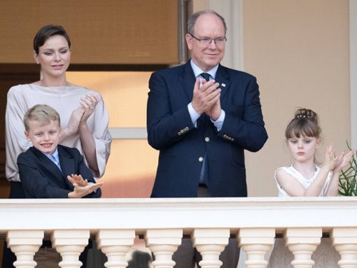 Applaus: Die Fürstenfamilie beklatschte die Vorbereitungen für den Johannistag, der in Monaco am 24. Juni gefeiert wird. Foto: imago/ABACAPRESS