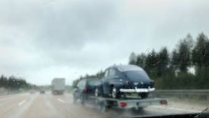 Transporter mit Buckel-Volvo bei strömendem  Regen auf der Autobahn Foto: Decksmann/PR