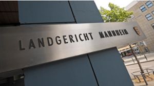 Zwei Polizisten müssen sich im Zusammenhang mit einem tödlichen Einsatz vor dem Mannheimer Landgericht verantworten.  (Archivbild) Foto: dpa/Ronald Wittek