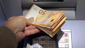 Bargeldversorgung am Bankautomaten – ein Auslaufmodell? Foto: imago/Gottfried Czepluch