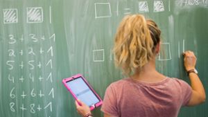 Unterrichten mit  Laptop und an der Tafel soll in den Schulen  noch selbstverständlicher werden. Foto: dpa/Julian Stratenschulte