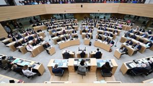 Bei vollem Haus sitzen im Landtag 154 Abgeordnete. Im Plenum lassen sich aber häufig Abgeordnete entschuldigen. Foto: dpa/Bernd Weißbrod