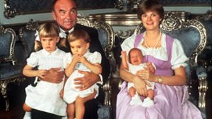 Ungewohnt brav: Fürstin Gloria von Thurn und Taxis, Fürst Johannes und die drei Kinder Maria Theresia, Elisabeth und Albert (von links) im Jahr 1983. Foto: dpa