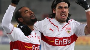 Cacau und Sami Khedira 2009 noch beide im Trikot des VfB Stuttgart. Zwei Jahre zuvor waren sie gemeinsam mit dem VfB Meister geworden. Foto: dpa