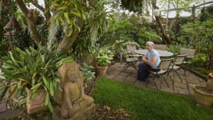 In ihrem Garten hat Marianne Frank-Mast viele Raritäten gepflanzt  und bietet auch  einigen indischen Gottheiten ein Zuhause. Foto: Gottfried Stoppel