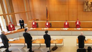 Das Bundesverfassungsgericht verkündet das Urteil mit Corona-Abstand. Foto: dpa/Uli Deck