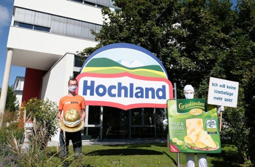 Aktivisten von Foodwatch posieren für das „Goldener Windbeutel“-Siegerfoto vor der Firmenzentrale von Hochland. Foto: obs/foodwatch