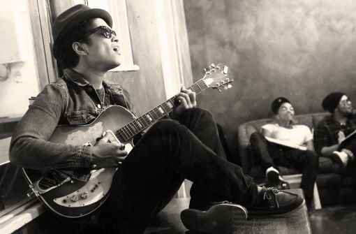 Bruno Mars mit Gitarre und Schmusekaterstimme Foto: promo