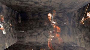 Virtuelle Wolken umwabern Christoph Sauer (Mitte) und sein Youkali-Trio. Foto: Trio Youkali