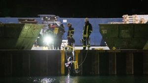 Einsatzkräfte suchen im Hafen und Hafenbecken in Dortmund nach Spuren. Foto: Justin Brosch/dpa
