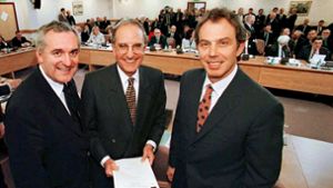 Historischer Moment: Der britische Premierminister Tony Blair (rechts), US-Senator George Mitchell (Mitte) und der irische Premierminister Bertie Ahern unterzeichneten 1998 das „Karfreitagsabkommen“. Foto: : dpa/Dan_Chung_Pool