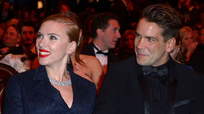 Scarlett Johansson hält ihre neue Liebe ganz fest