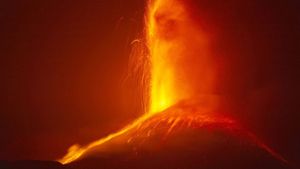 Der Vulkan Ätna auf der italienischen Insel Sizilien hat erneut Lava und Asche gespuckt. Foto: dpa/Salvatore Allegra