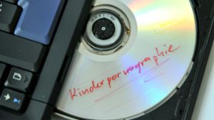 Bei dem Mann wurden Datenträger sichergestellt, auf denen sich Bild- und Videodateien mit kinderpornografischem Inhalt befunden haben sollen. (Symbolbild) Foto: dpa/Uwe Zucchi