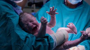 Geht es nach den Zahlen,  wird die Geburt auf dem OP-Tisch  immer beliebter: Die Kaiserschnittrate in Baden-Württemberg ist gestiegen. Foto:  