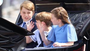 Eine Premiere: Prinz George, Prinz Louis und Prinzessin Charlotte (von links) bei „Trooping the Colour“. Foto: IMAGO/i Images/IMAGO/Stephen Lock / i-Images
