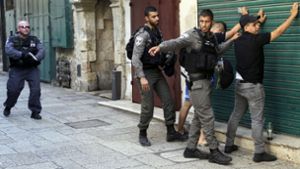 Israelische Sicherheitskräfte durchsuchen nach einem Anschlag in Jerusalem palästinensische Zivilisten. Foto: AP