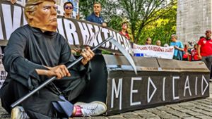 Demonstranten protestieren in diesem Sommer in New York  gegen die  mögliche Reform der Gesundheitsversorgung in den USA, auch Obamacare genannt. Trumps geplante Steuerreform könnte nun ein Herzstück von Obamacare – die Vesicherungspflicht – abschaffen. Foto: dpa