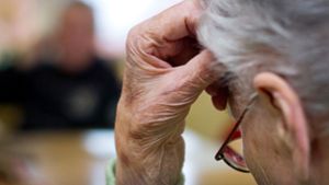 Die Diagnose Alzheimer kann das Leben einer ganzen Familie durcheinanderbringen. Gesten und Nähe helfen im Umgang mit Betroffenen. Foto: dpa/Patrick Pleul