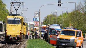 Der 14-Jährige hatte das Schienenfahrzeug wohl nicht gesehen und lief vor der Bahn auf den Übergang. Foto: Andreas Rosar Fotoagentur-Stuttgart