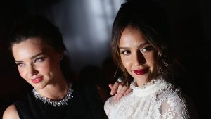 Zwei Fashionvictims unter sich: Model Miranda Kerr (links) und Schauspielerin Jessica Alba zeigen sich in Paris bei der H&M-Show. Foto: Getty Images Europe