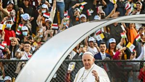 Während seiner Irakreise 2021 winkt Franziskus aus dem Papamobil den Menschen zu. Foto: dpa/STR