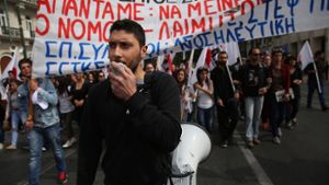 Aus friedlichem Protest gegen das griechische Sparprogramm wurden in Athen Krawalle, bei denen die Polizei Tränengas einsetzen musste. Foto: dpa