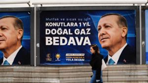 Auf Wahlplakaten ist Recep Tayyip Erdogan präsent, in der Öffentlichkeit ist  er es derzeit nur eingeschränkt. Foto: imago/NurPhoto/Umit Turhan Coskun