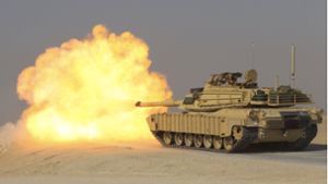Ein amerikanischer  M1A2-Abrams-Kampfpanzer feuert auf einem Übungsgelände in Kuweit ein Granat ab (Foto von  August 2023). Foto: Imago/Zuma Wire