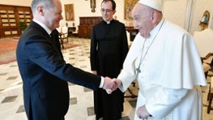 Hände schütteln zur Begrüßung: Papst Franziskus (r.)  empfängt Bundeskanzler Olaf Scholz. Foto: Vatican Media/dpa
