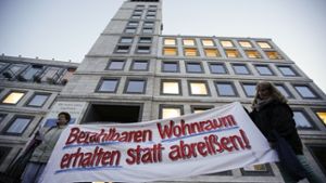 Erst vor wenigen Tagen haben Demonstranten vor dem Stuttgarter Rathaus eine Mietpreisbremse von der SWSG gefordert Foto: Lichtgut/Leif Piechowski