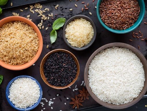 Im Supermarkt gibt es unterschiedliche Reissorten zu kaufen. Foto: kuvona/Shutterstock.com