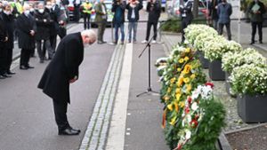 Frank-Walter Steinmeier gedenkt in Halle/Saale den Opfern des Anschlages. Foto: dpa/Hendrik Schmidt