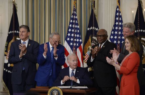 US-Präsident Joe Biden unterzeichnete im Dezember 2022 den Inflation Reduction Act, der sich als wirkungsvolles Standortprogramm für die USA erweisen hat – allerdings zulasten anderer Länder. Foto: IMAGO/UPI Photo/IMAGO/BONNIE CASH