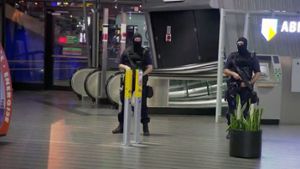 Sicherheitsbeamte im Amsterdamer Flughafen Schiphol Foto: AP