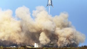 Eine Schwerlastrakete des US-Raumfahrtunternehmen SpaceX – die „Starhopper“ – startet auf einem Gelände in Boca Chica (US-Bundesstaat Texas). Das US-Raumfahrtunternehmen SpaceX von Tesla-Chef Musk hat erfolgreich einen Prototypen für seine Schwerlastrakete getestet. Foto: dpa