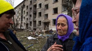 Frauen stehen in Lukiantsi in der Region Charkiw vor einem Haus, das durch einen russischen Luftangriff schwer beschädigt wurde. Foto: Evgeniy Maloletka/AP/dpa