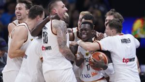 So sehen Sieger aus: Die deutschen Basketballer gewinnen sensationell den WM-Titel! Foto: dpa/Michael Conroy