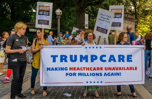 Demonstranten protestieren  in New York gegen die Trumpcare genannte Reform der Gesundheitsversorgung in den USA. Foto: dpa