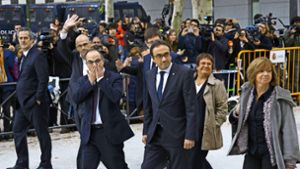 Die letzten Meter auf freiem Fuß: Ehemalige Mitglieder der katalanischen Regionalregierung auf dem Weg zum Gericht. Foto: Getty Images
