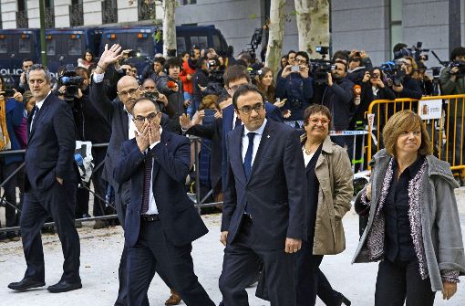Die letzten Meter auf freiem Fuß: Ehemalige Mitglieder der katalanischen Regionalregierung auf dem Weg zum Gericht. Foto: Getty Images