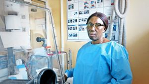 Die Professorin  Chantal Akoua-Koffi führt durch die Laborräume. Foto: Keck