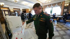 Ein russischer Soldat gibt während der Präsidentschaftswahl in einem Wahllokal Moskau seine Stimme ab. Foto: Alexander Zemlianichenko/AP