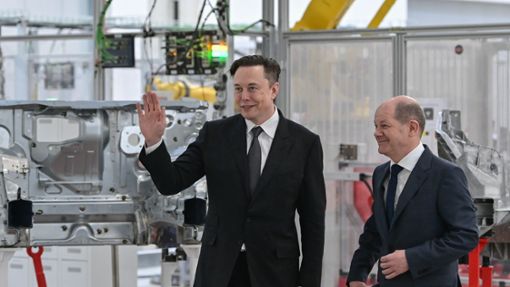 Kanzler Scholz (r) mit Tesla-Chef Elon Musk bei der Eröffnung der Tesla-Fabrik Berlin Brandenburg vor gut zwei Jahren. Foto: Patrick Pleul/dpa/POOL/dpa