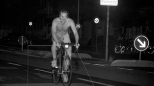 Schneller als die Polizei erlaubt: In Kiel wird ein nackter Radfahrer geblitzt. Foto: dpa