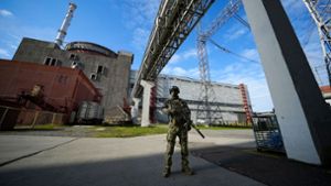 Ein russischer Soldat bewacht im Mai 2022 einen Bereich des Kernkraftwerks Saporischschja: Derzeit kommt der Strom hier über eine Ersatzleitung. Foto: -/AP/dpa