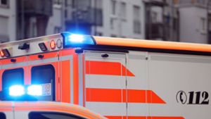 Zwei Schüler wurden mit Atemwegsbeschwerden vorsorglich in ein nahe gelegnes Krankenhaus gebracht. Foto: imago/Steffen Schellhorn