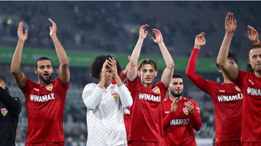 Dank für die Unterstützung: Die VfB-Profis feiern mit dem Anhang den Sieg in Wolfsburg. Foto: imago/RHR-Foto