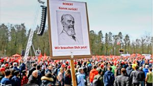 Rund 10 000 Beschäftigte protestieren nach Betriebsratsangaben am Mittwoch vor der Bosch-Zentrale in Gerlingen. Foto: AFP/Thomas Kienzle